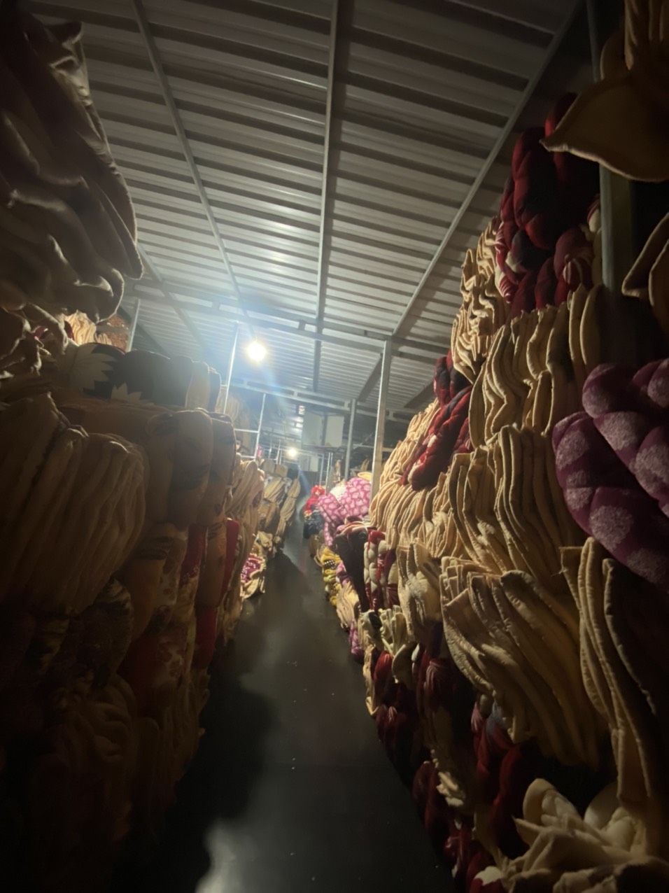 xưởng sản xuất chăn lông cừu sản phẩm từ thiện