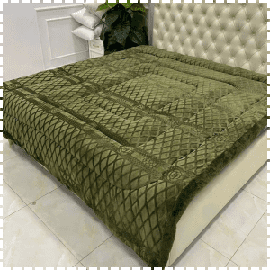 Một gia đình đang nằm trên chiếc chăn lông thỏ COCO, tận hưởng cảm giác ấm áp và hạnh phúc