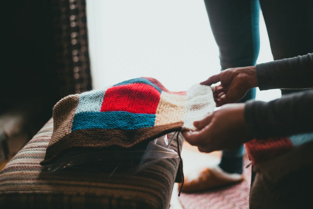 Trao tặng chăn ấm cho chương trình từ thiện mùa đông