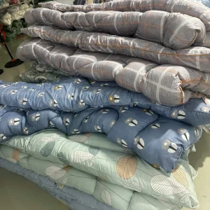 Các mẫu chăn theo yêu cầu nhiều màu và họa tiết được xếp tại xưởng