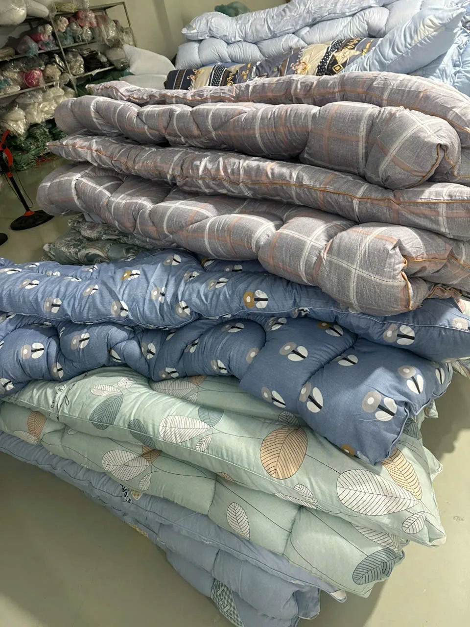 May Chăn Ga Gối Theo Yêu Cầu – Đệm, Màn, Chiếu Các mẫu chăn theo yêu cầu nhiều màu và họa tiết được xếp tại xưởng