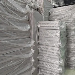 Đệm ký túc xá công ty được xếp trong kho để giao số lượng lớn