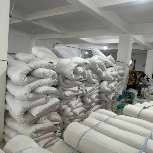 Ruột chăn và ruột gối màu trắng được sản xuất và xếp theo lô