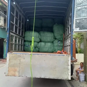 Xe tải giao các kiện chăn ga gối đệm sản xuất theo lô