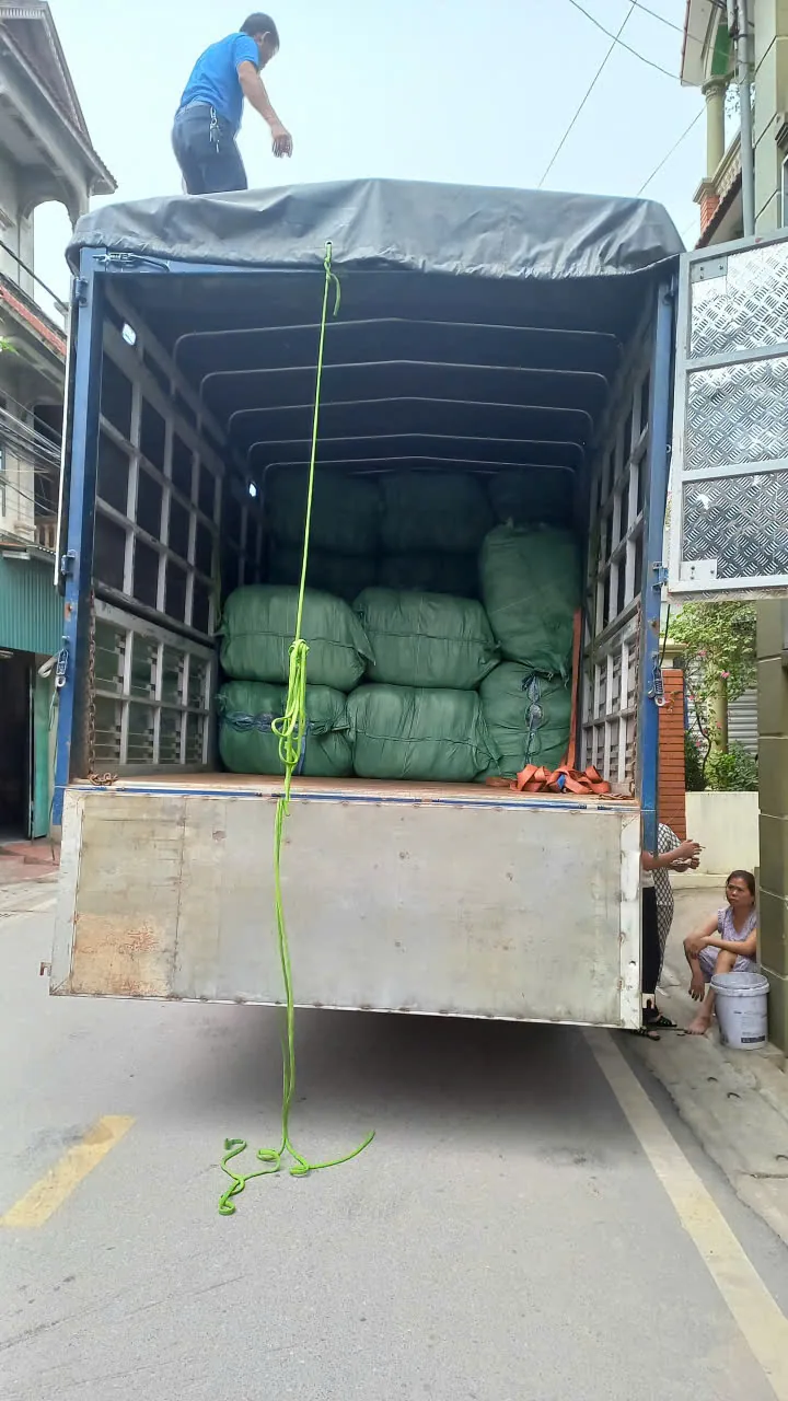 May Chăn Ga Gối Theo Yêu Cầu – Đệm, Màn, Chiếu Xe tải giao các kiện chăn ga gối đệm sản xuất theo lô
