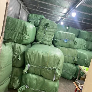 Các kiện chăn ga gối đệm số lượng lớn được tập kết trong kho