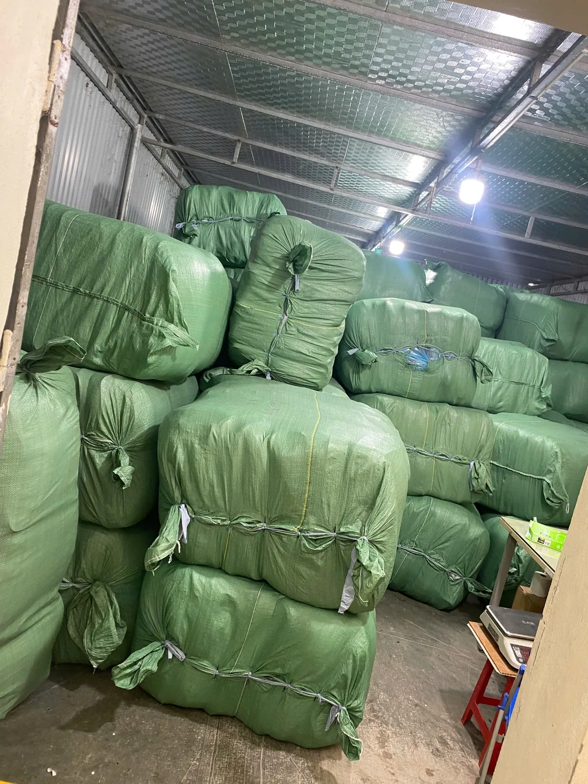 May Chăn Ga Gối Theo Yêu Cầu – Đệm, Màn, Chiếu Các kiện chăn ga gối đệm số lượng lớn được tập kết trong kho