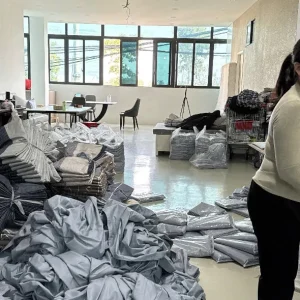 Vải ga giường màu ghi đang được cắt may và phân loại theo đơn