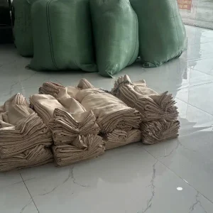 Các chi tiết vải đã cắt may để hoàn thiện chăn ga gối theo mẫu