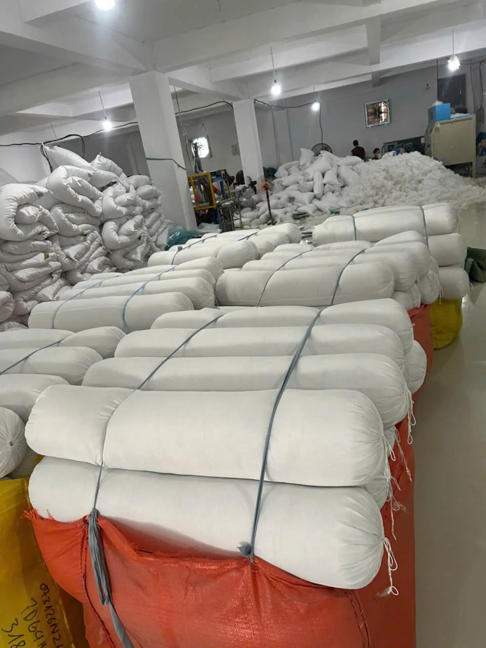 May Chăn Ga Gối Theo Yêu Cầu – Đệm, Màn, Chiếu Các kiện ruột chăn gối được chuẩn bị số lượng lớn trong xưởng